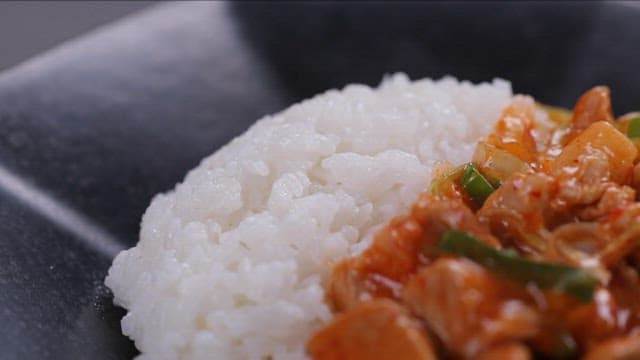 매운 돼지고기와 무볶음이 들어간 덮밥