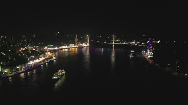 밝게 빛나는 도시와 강의 야경