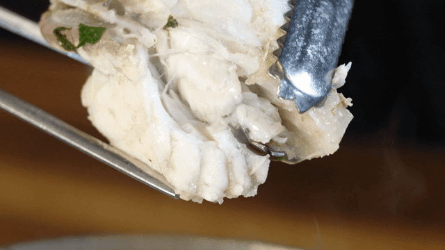 Clear pufferfish soup shredded with tongs