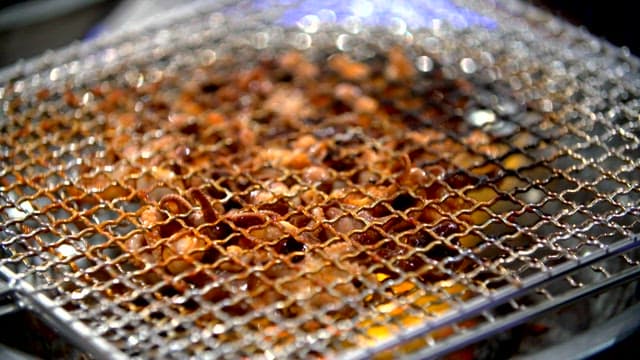 그릴 위에서 구워지는 쭈꾸미구이