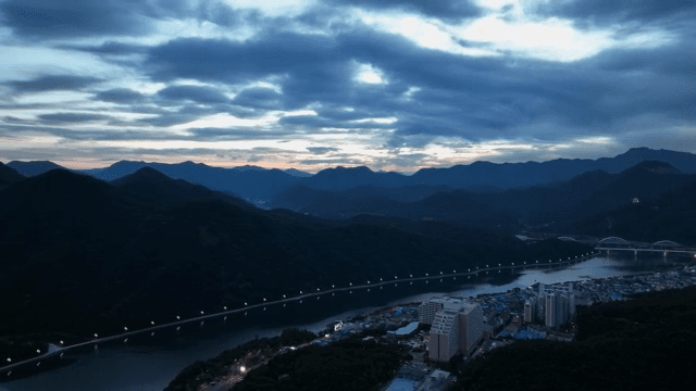 아름다운 하늘 아래 푸른 산