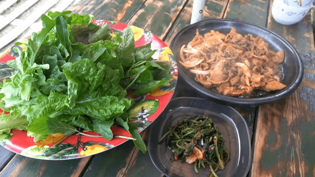 신선한 채소와 함께하는 한국식 제육볶음