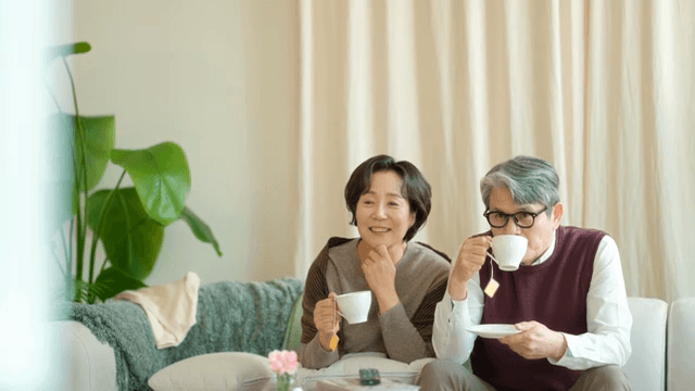 차를 마시며 TV를 보는 노부부