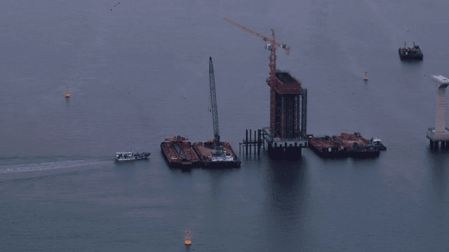 크레인이 있는 수상 건설 현장