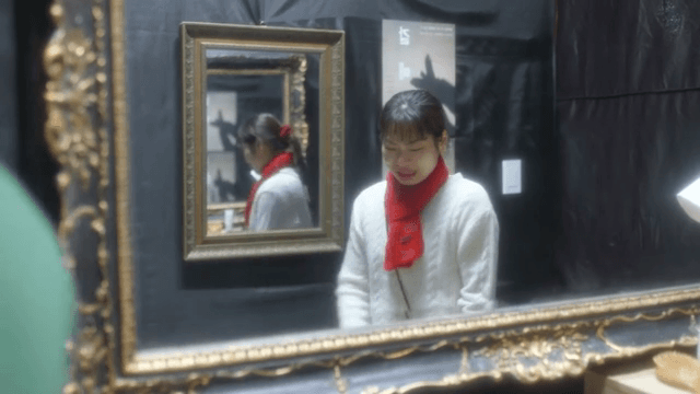 실내에서 싸우는 커플