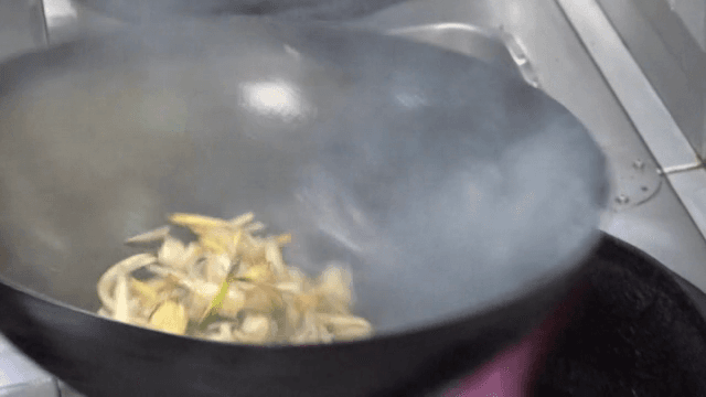 주방에서 채소를 볶는 로봇