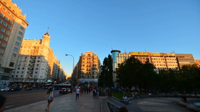 번화한 도시의 저녁 시간