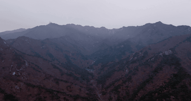 안개 낀 산맥과 골짜기