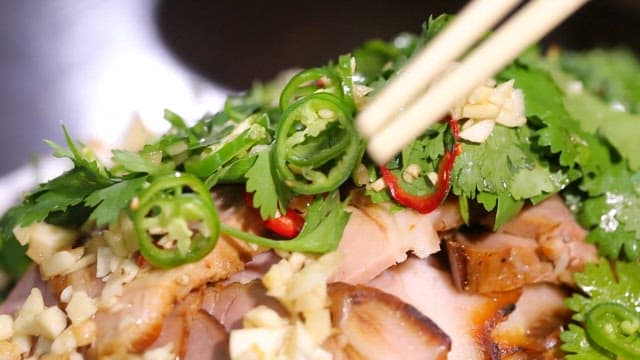 허브와 고추로 장식된 오향장육