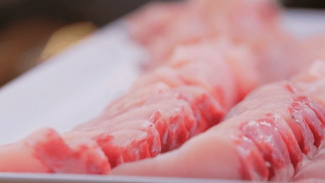 흰 접시에 신선한 회