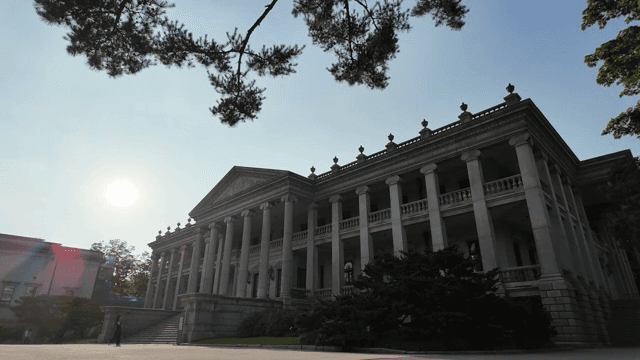 밝은 태양 아래의 역사적인 건물