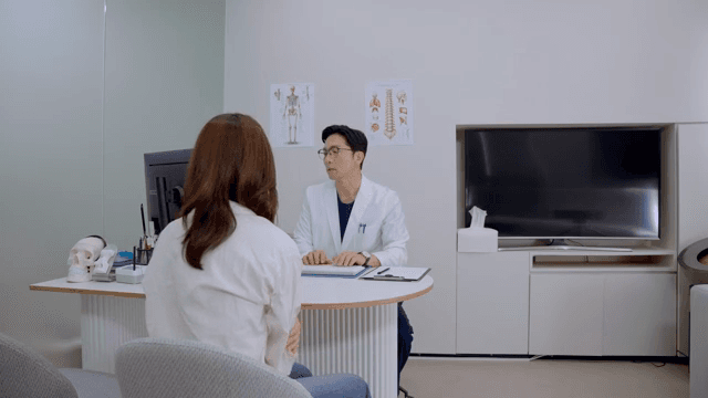 의사가 환자의 팔을 검사하는 모습