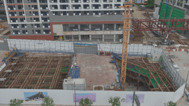 크레인과 자재가 있는 건설 현장