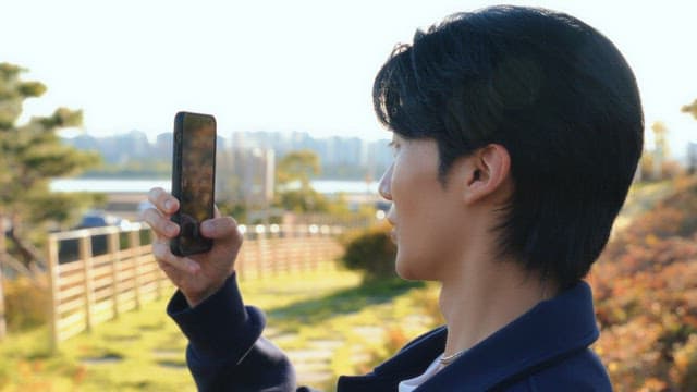 공원에서 사진을 찍는 남성