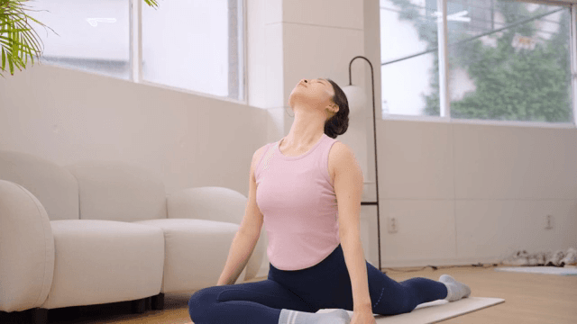 실내에서 스트레칭을 하는 여성