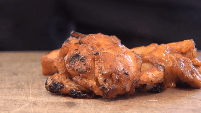 나무 도마 위의 닭갈비