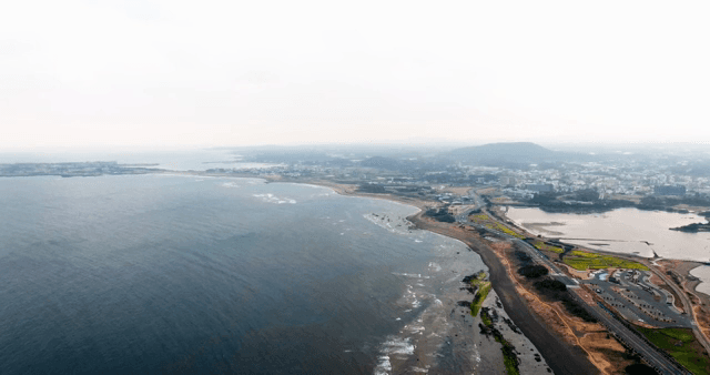 바다 전망이 있는 해안 도시 풍경