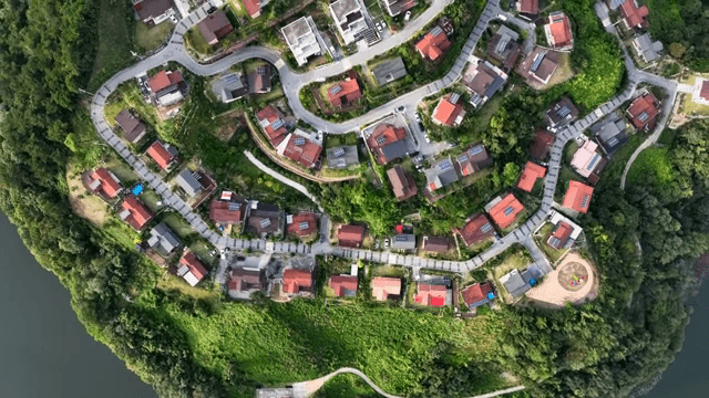 푸른 산 속에 자리한 마을