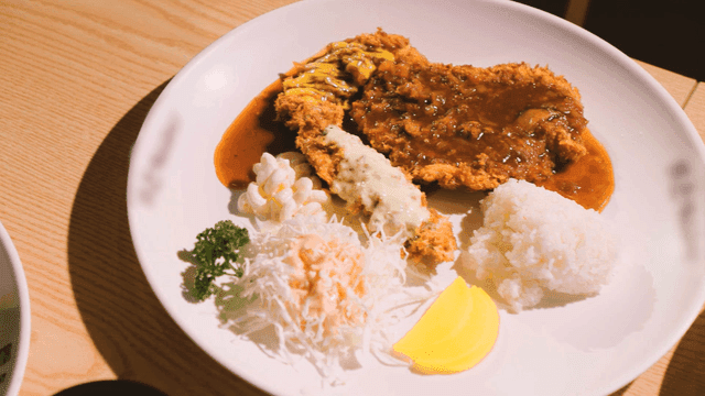 Light-bodied pork cutlet served with sides