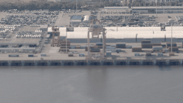 항구의 화물 컨테이너와 차량