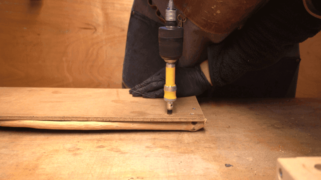 나무 판자에 드릴을 사용하는 사람