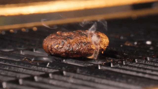 뜨거운 그릴 위에서 지글거리는 패티