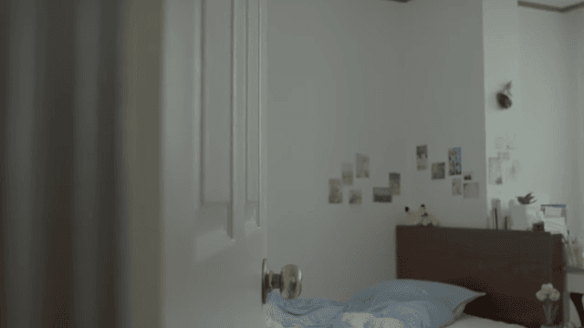 아늑한 침실에 들어가는 남성