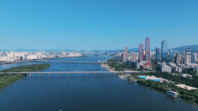 고층 건물들을 배경으로 대교들이 있는 넓은 한강