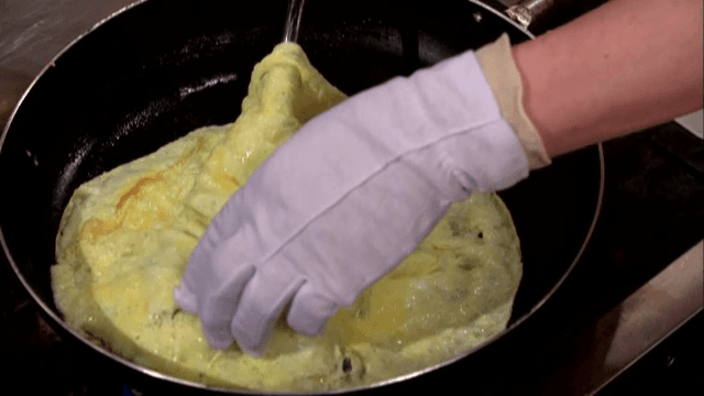 팬 위에서 계란 지단 뒤집기