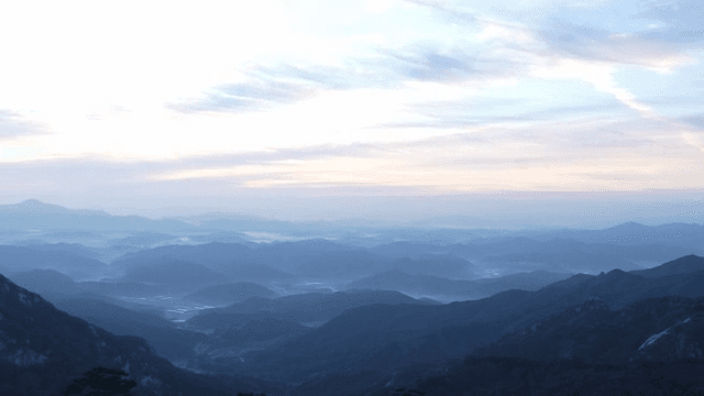 새벽의 고요한 산 풍경