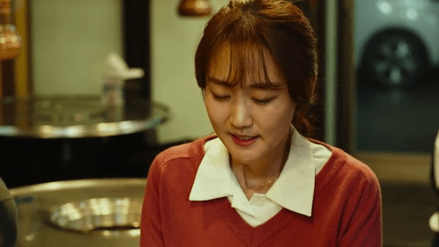 긴장한 표정의 회식 자리에서의 회사원 여성