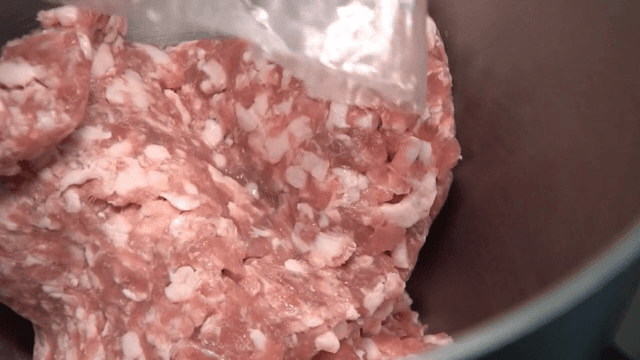 그릇에 담기는 간 고기