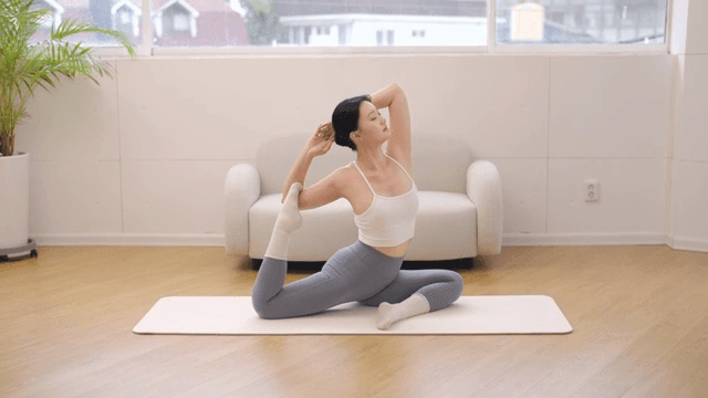 실내에서 요가를 하는 여성