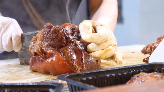 족발을 손질하는 사람