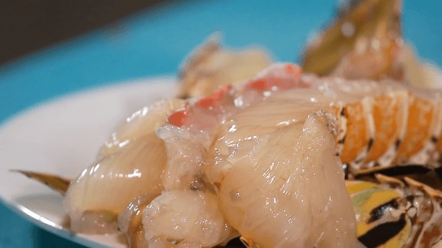 흰 접시에 담긴 신선한 바닷가재