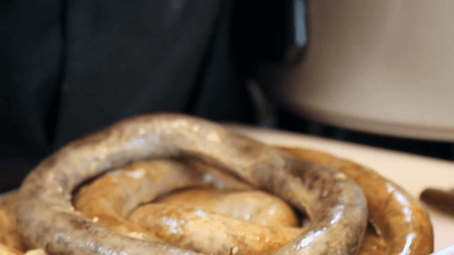 정성스럽게 순대를 준비하는 모습