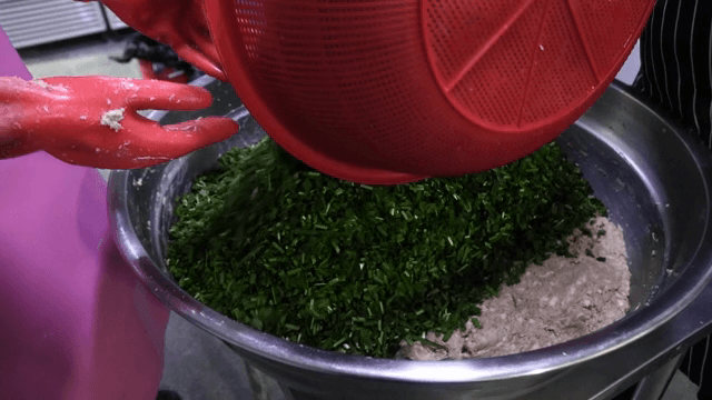 큰 대야에서 만두 소를 만드는 모습