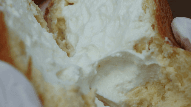 크림이 들어간 빵을 찢는 장면