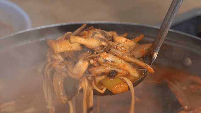 냄비에서 끓고 있는 맛조개 찌개