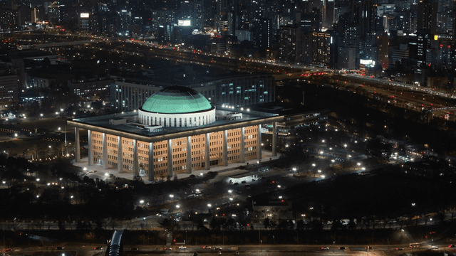 밤에 조명이 켜진 정부 건물