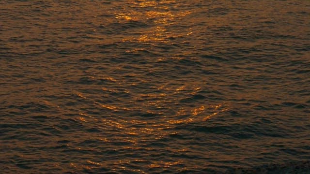 바닷가 등대 근처 바다 위의 석양