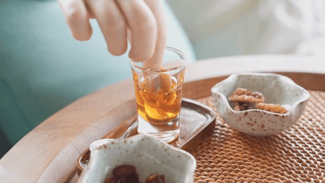 호두를 꿀에 찍는 손
