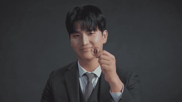 비트코인을 든 미소 지은 남자