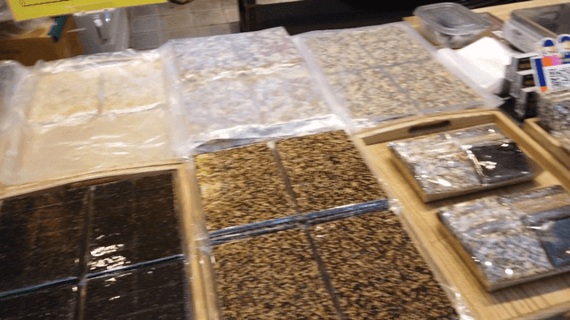 다양한 전통 한국 과자가 진열된 모습