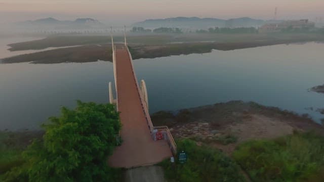 새벽 안개 낀 강 위의 고요한 다리