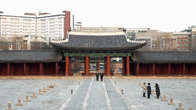 눈이 내리는 창경궁 내부의 풍경