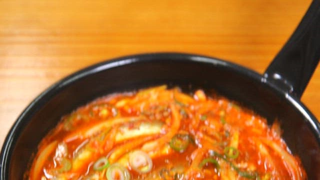 Pan with spicy braised onion and scallions