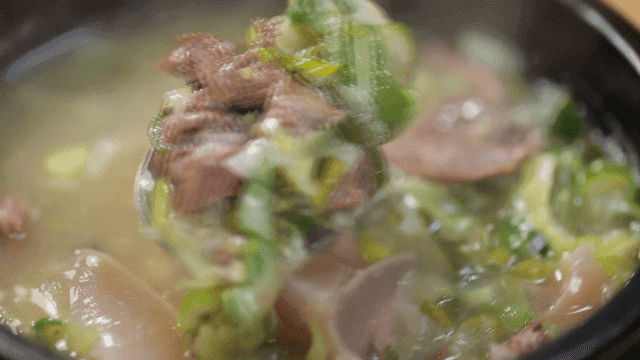 Beef soup with plenty of green onions and pig's head meat