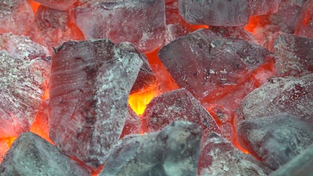 불에 의해 빨갛게 변한 숯