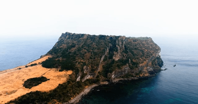 절벽이 있는 장엄한 성산 일출봉